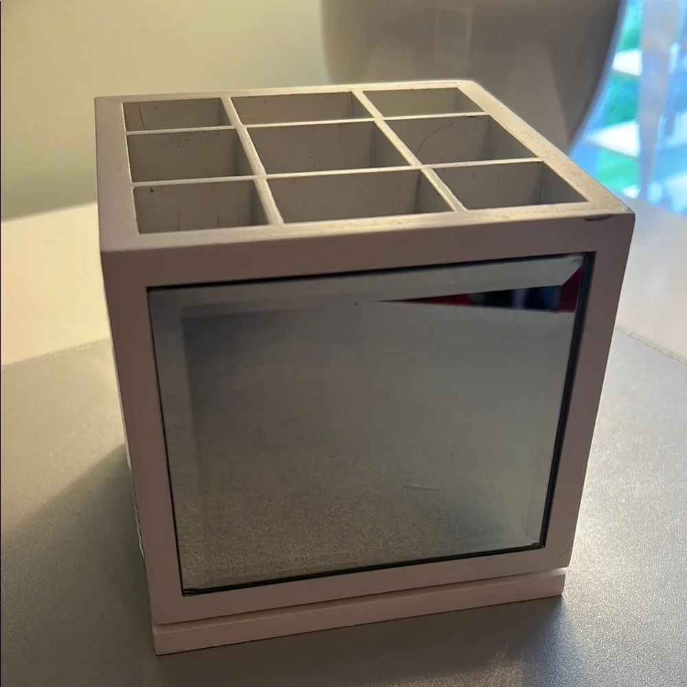 White Compact Makeup Organizer with Grid Design