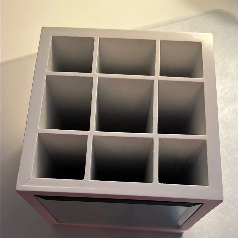 White Compact Makeup Organizer with Grid Design