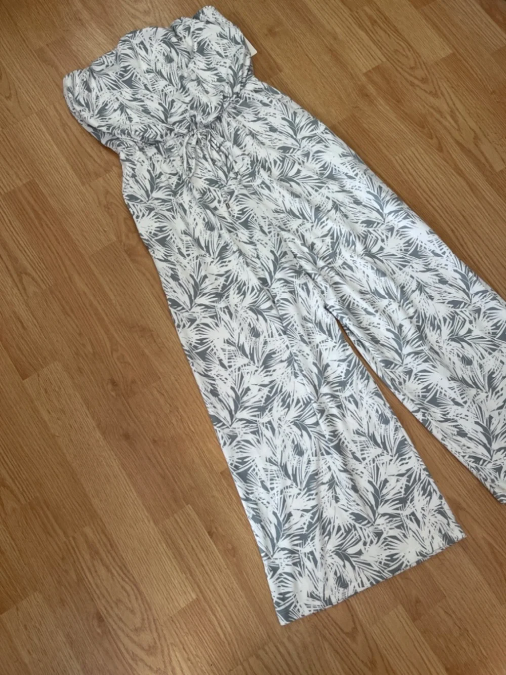 NWT J. Valdi Strapless Gray & White Tropical Cropped Jumpsuit / Coverup Size S
