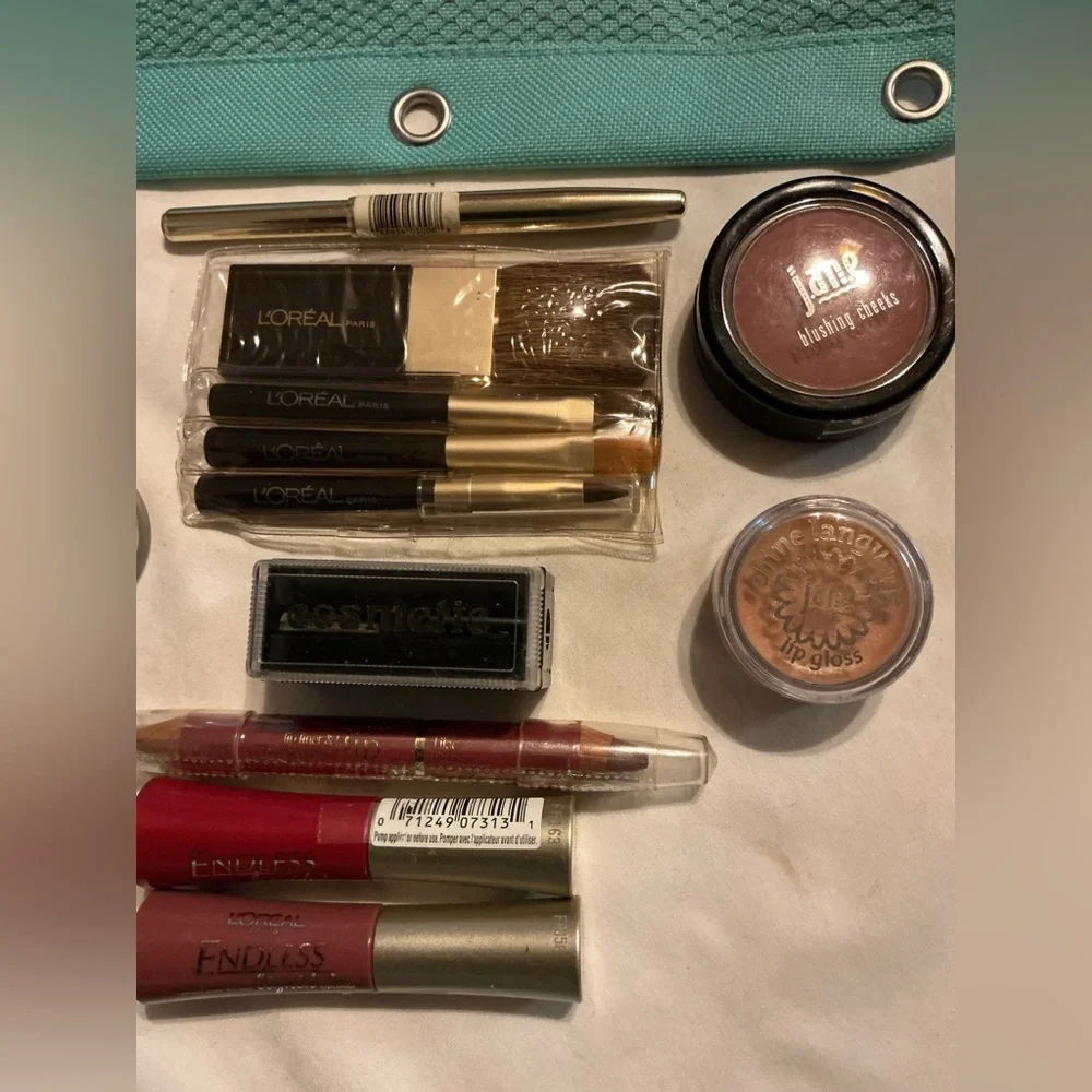 LOreal turquoise zip