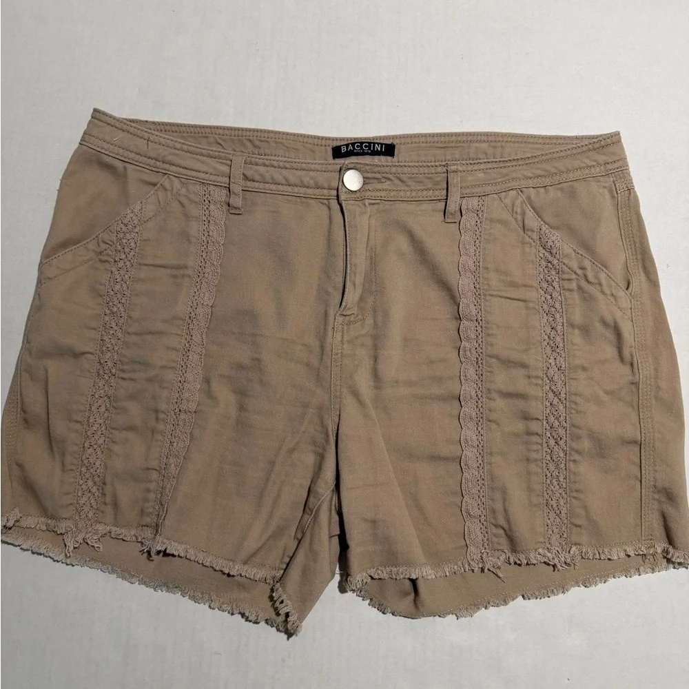 baccini beige chino shorts w/‎ lace detail, women's size 16 #1345