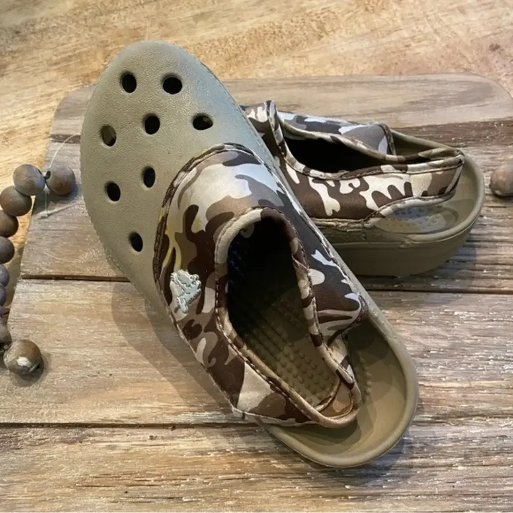 CROCS Tan and Camo Men’s 1 Women’s 3 Material Slingback Shoe.‎