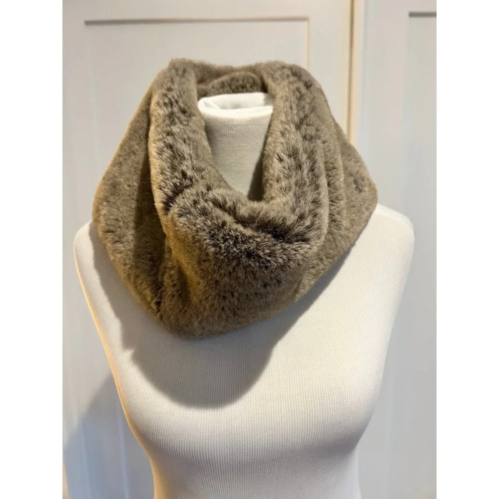 MAX STUDIO Plush Faux‎ Fur Infinity Scarf Loop Cozy Winter Warm Accessory Beige