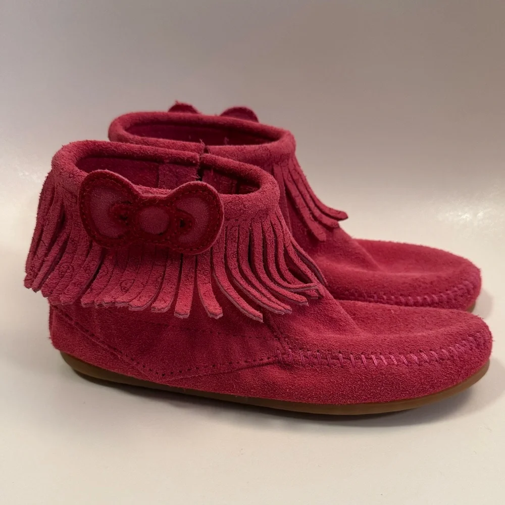 Minnetonka Hello Kitty Pink Moccasins Ankle Boots Kids size 3/ Women’s 5