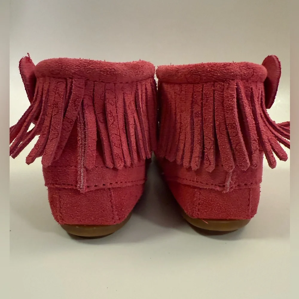 Minnetonka Hello Kitty Pink Moccasins Ankle Boots Kids size 3/ Women’s 5