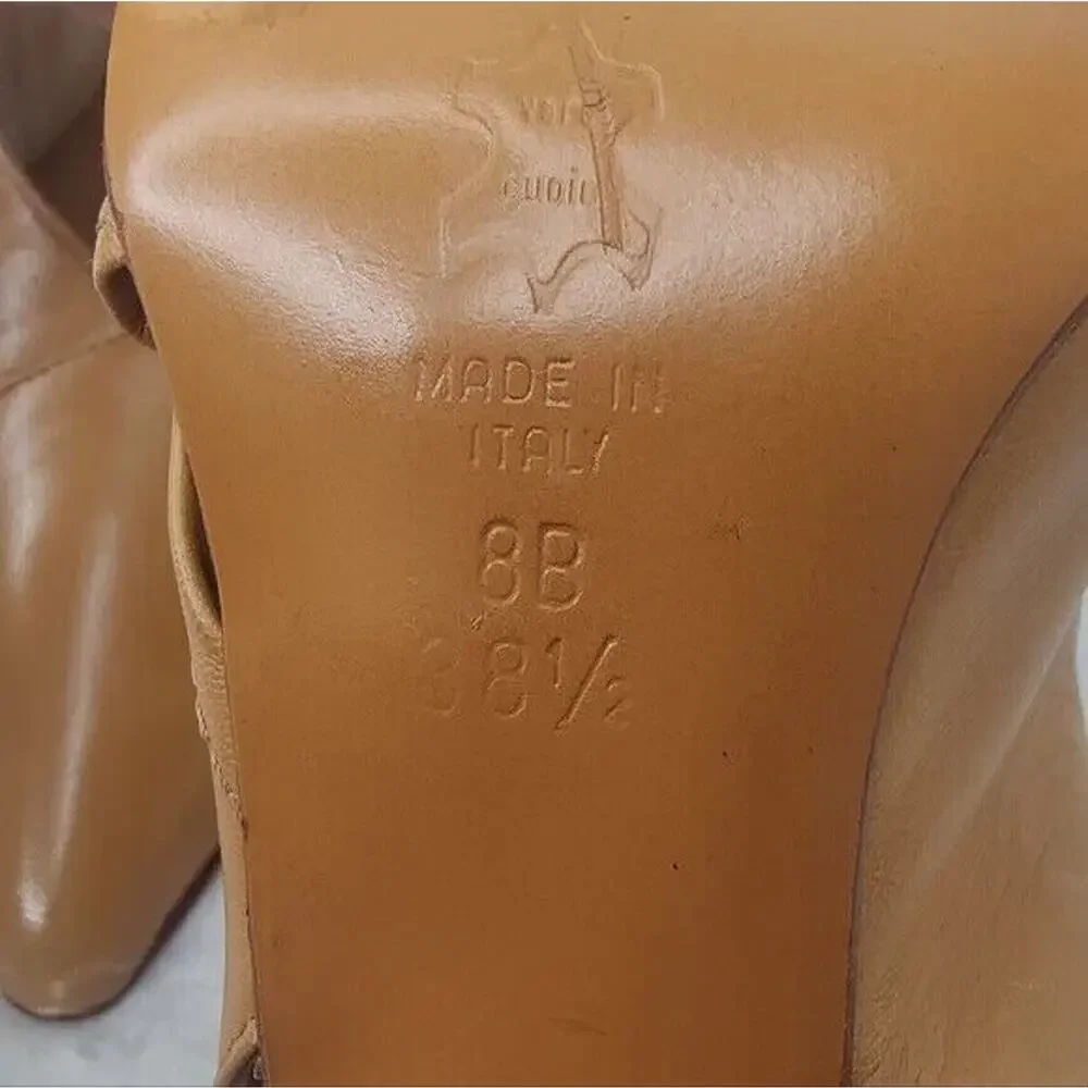 Vintage tan Y2K BCBGMaxazria Pointed Toe Pump size 8B