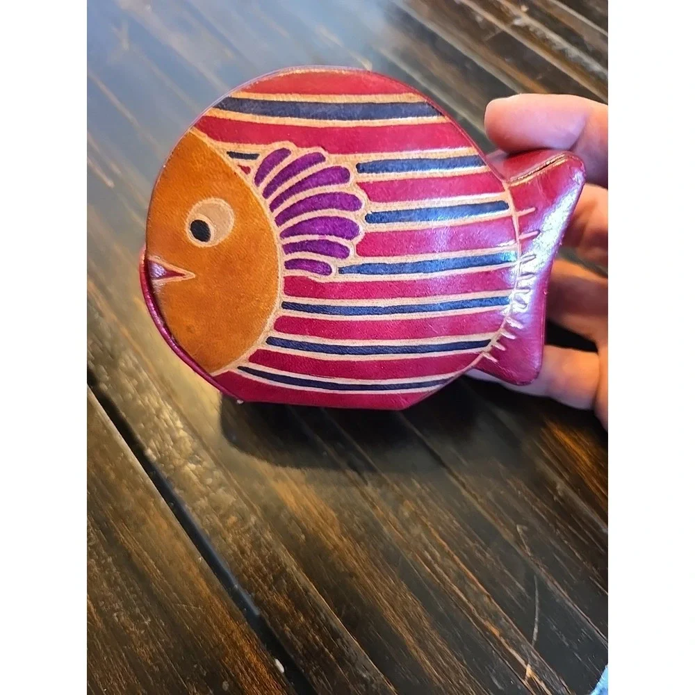VINTAGE LEATHER EMBOSSED FISH BANK‎