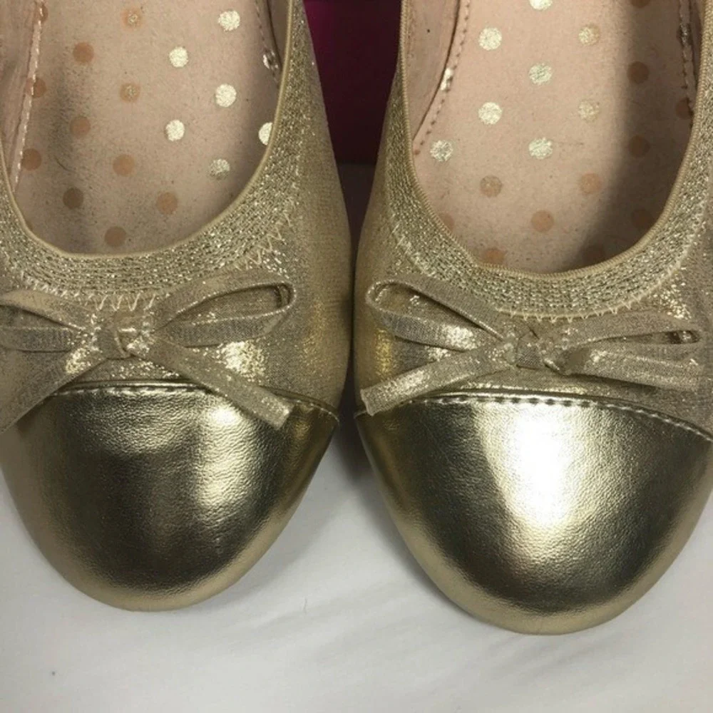 Olive‎ & Edie Taylor Gold Shoes Size 6M