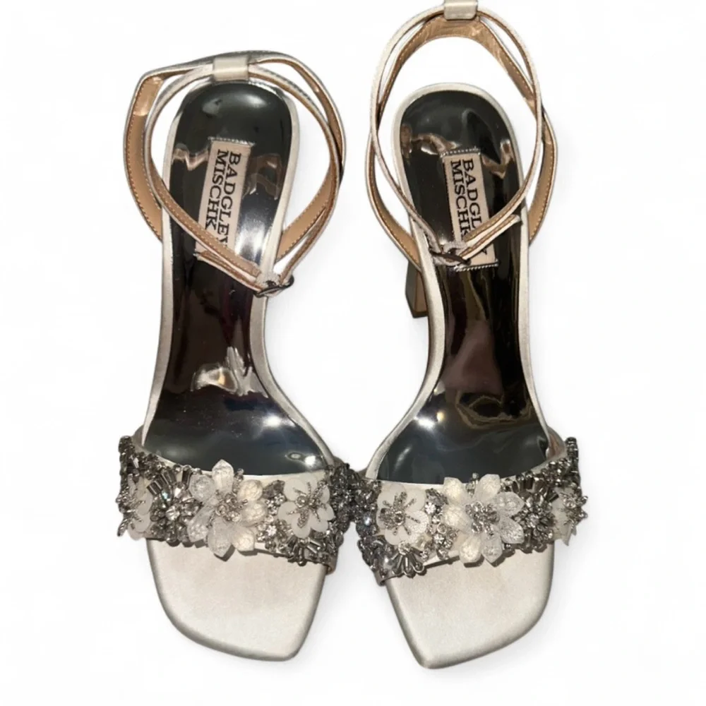 Badgley‎ Mischka Alexa Satin White Silver Embellished Strappy Heels Open Toe 7.5