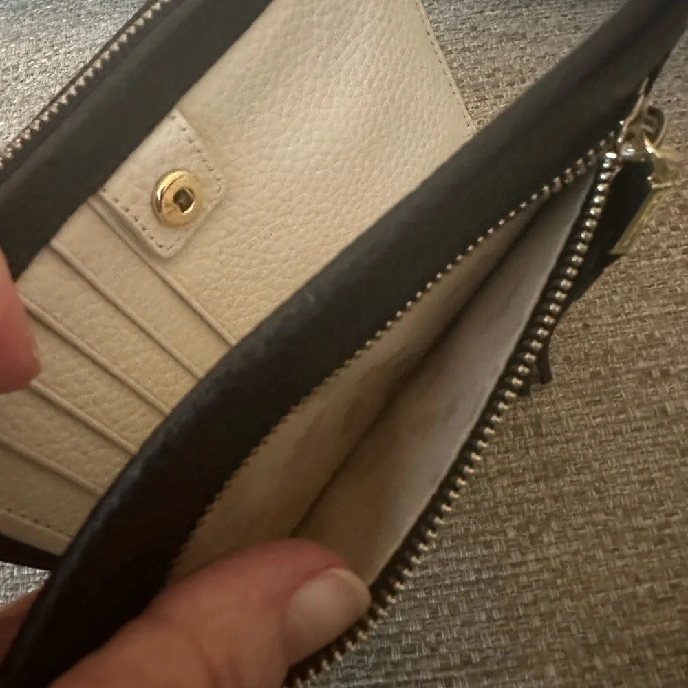 RADLEY LONDON offering this pockets