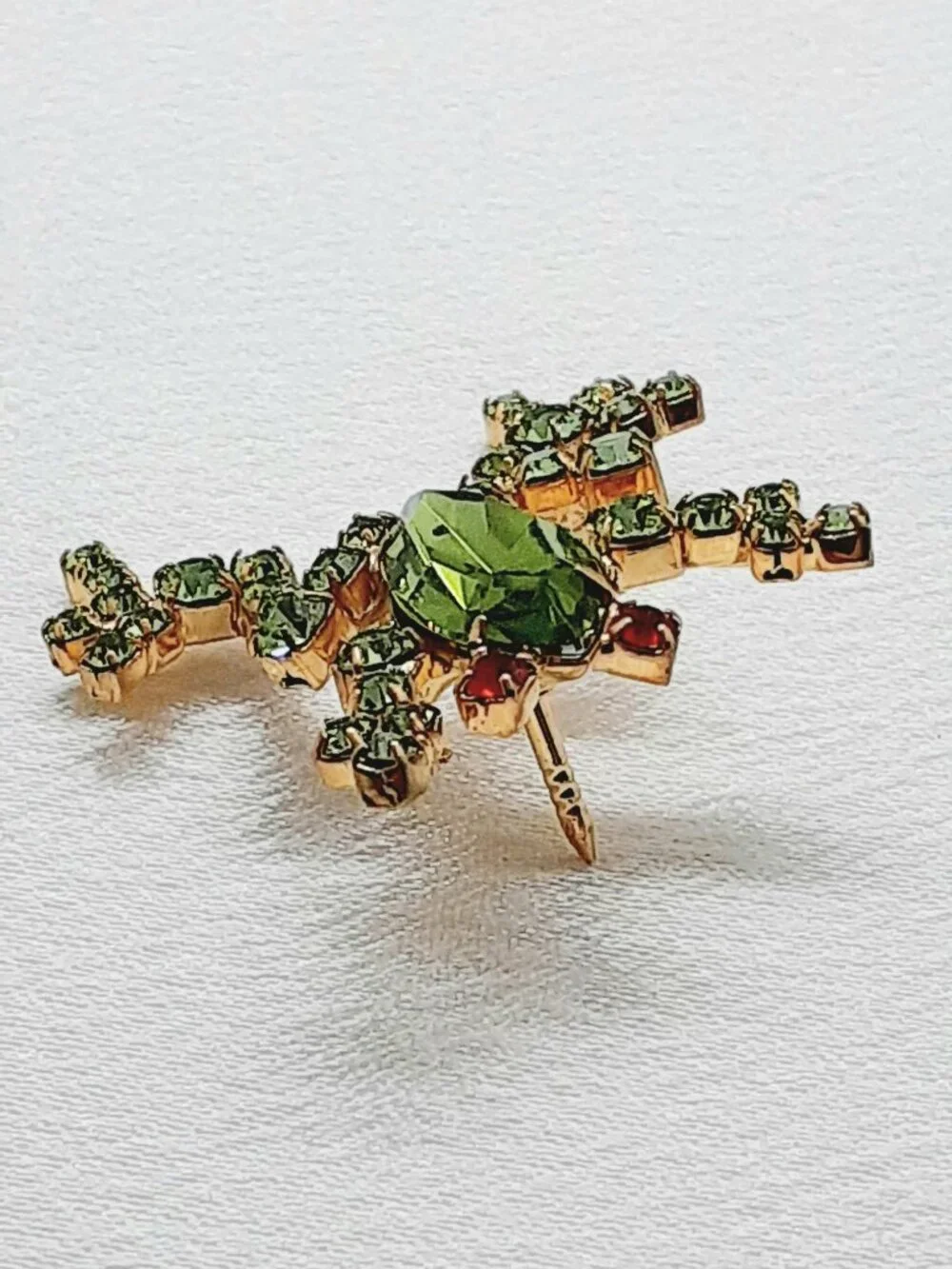 NEW Green Crystal Put'Em Pin Dancing Frog