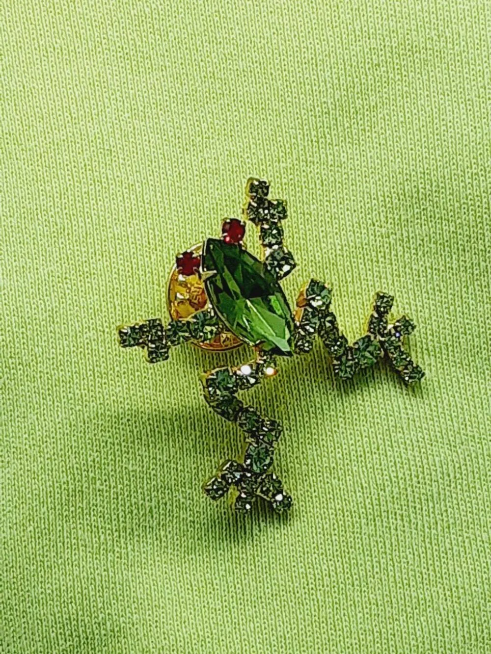 NEW Green Crystal Put'Em Pin Dancing Frog