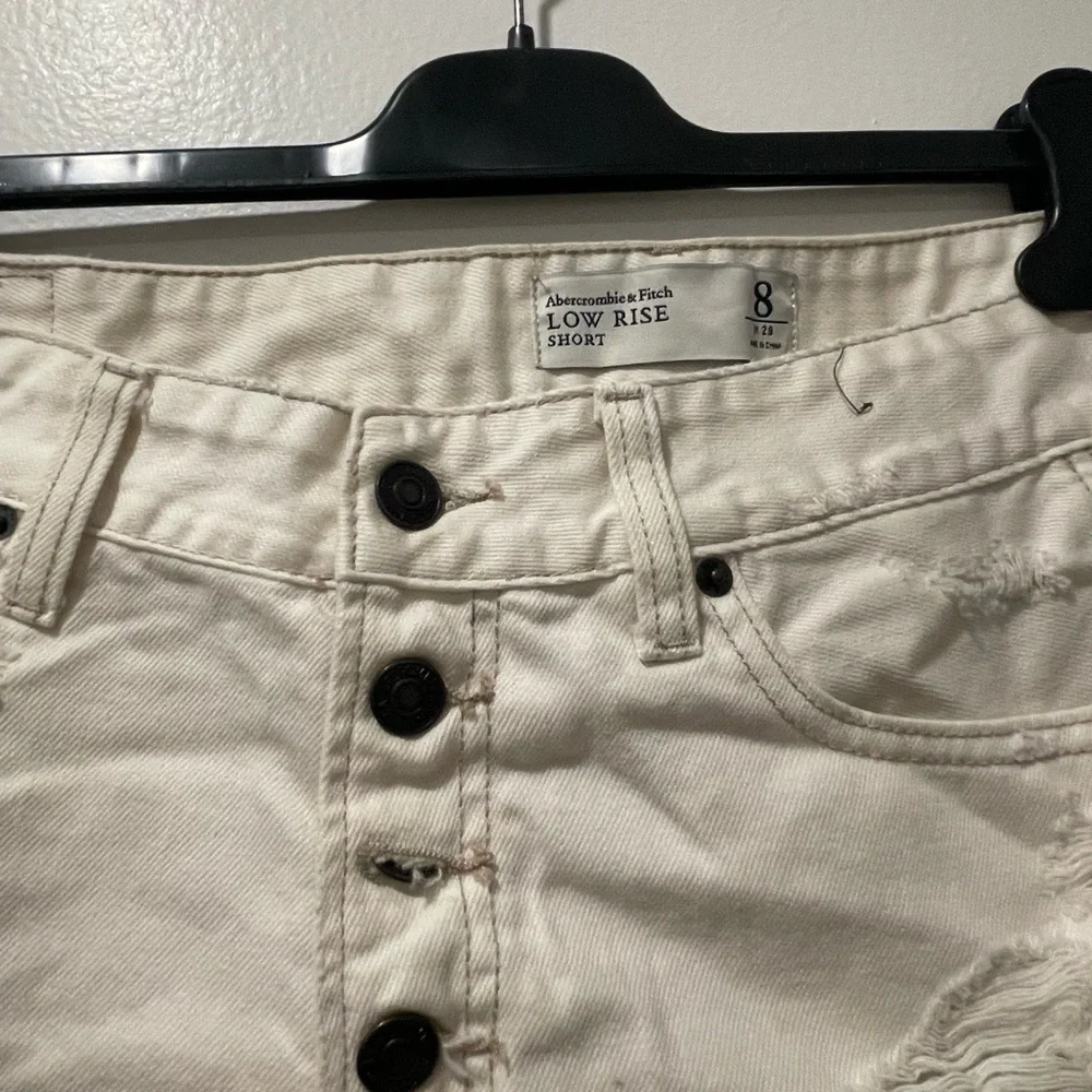 Abercrombie & Fitch trendy cream