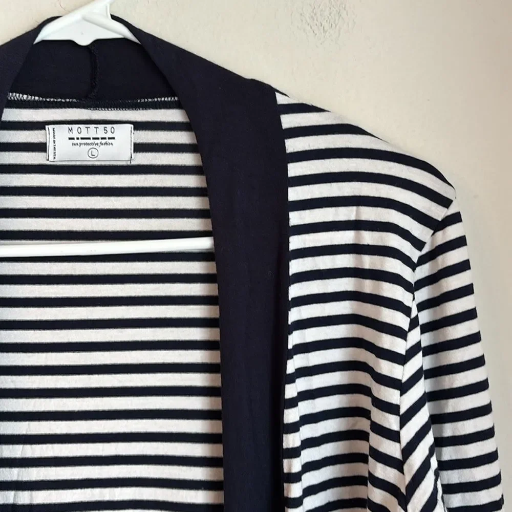 Mott50 women’s UPF 50 Striped navy and White long sleeve cardigan large GUC!