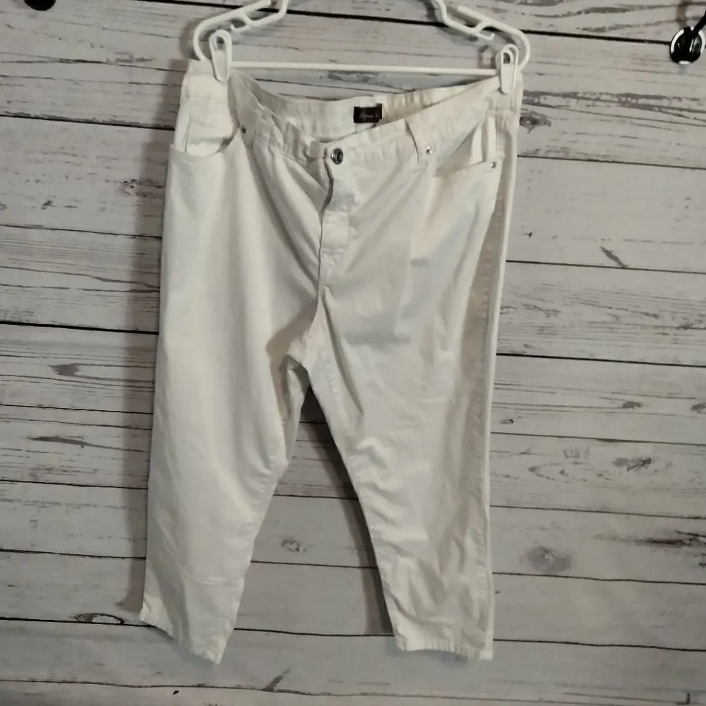 Gloria Vanderbilt pre owned