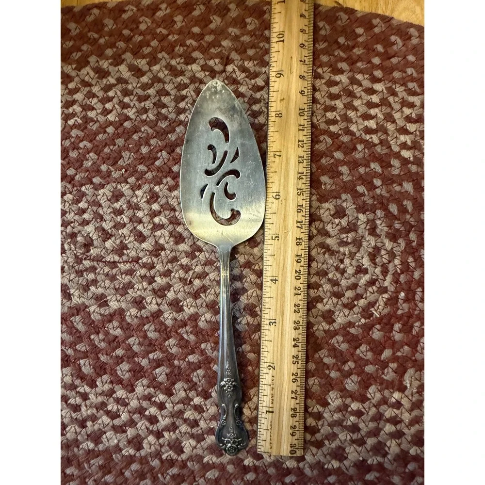 WM Rogers Mfg Co Pie or cake server Silver Good Pierced Floral Silverplate