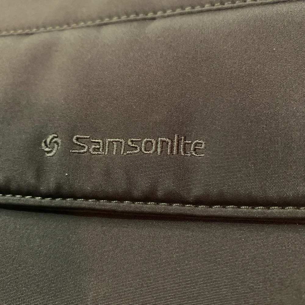 Samsonite Crossbody Travel tablet Nylon Bag Gray With Pockets And Magnetic Snap