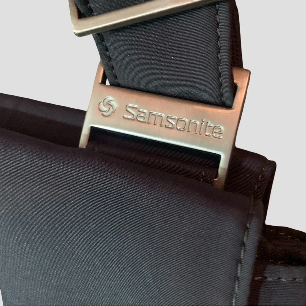 Samsonite Crossbody Travel tablet Nylon Bag Gray With Pockets And Magnetic Snap