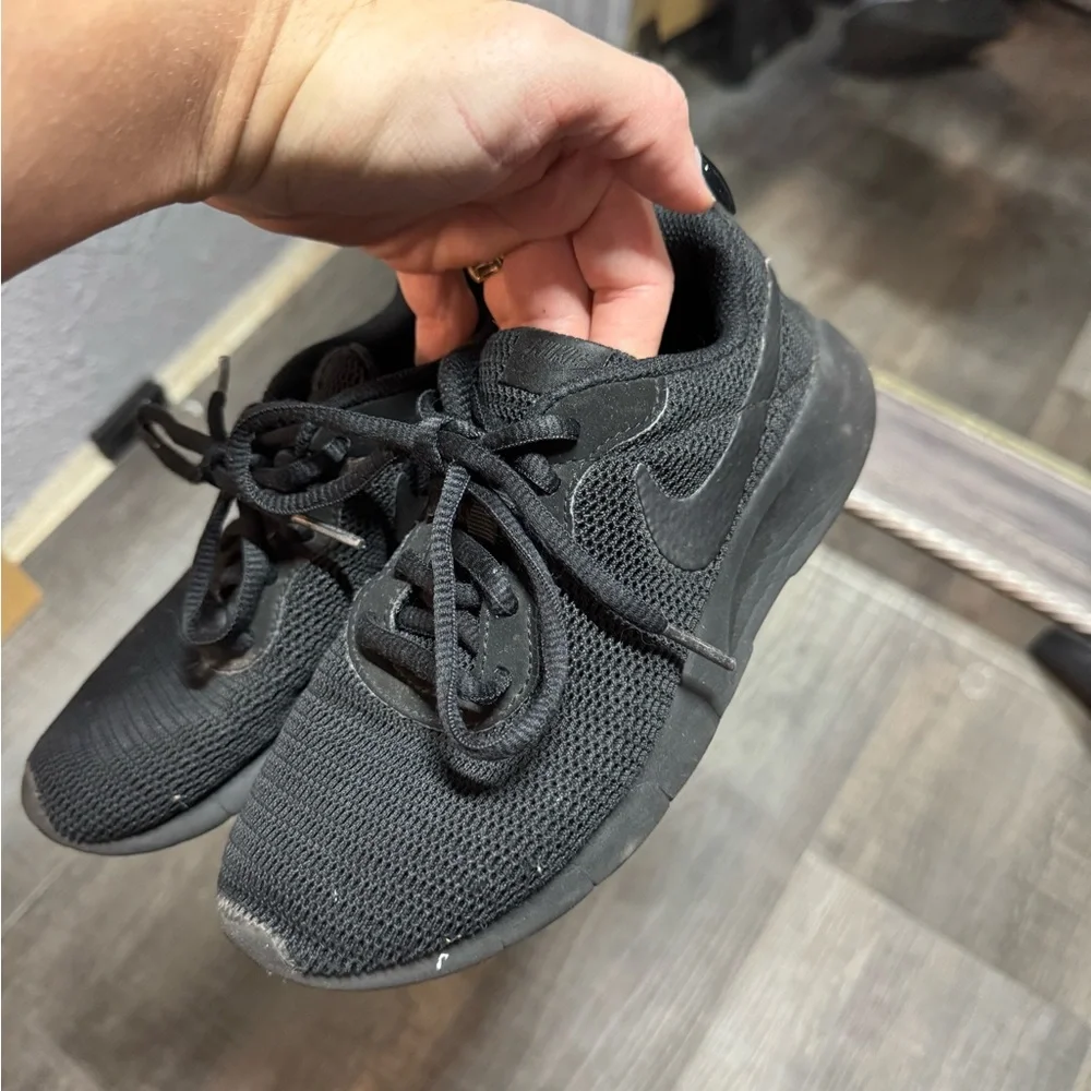 Kids Nike shoes‎