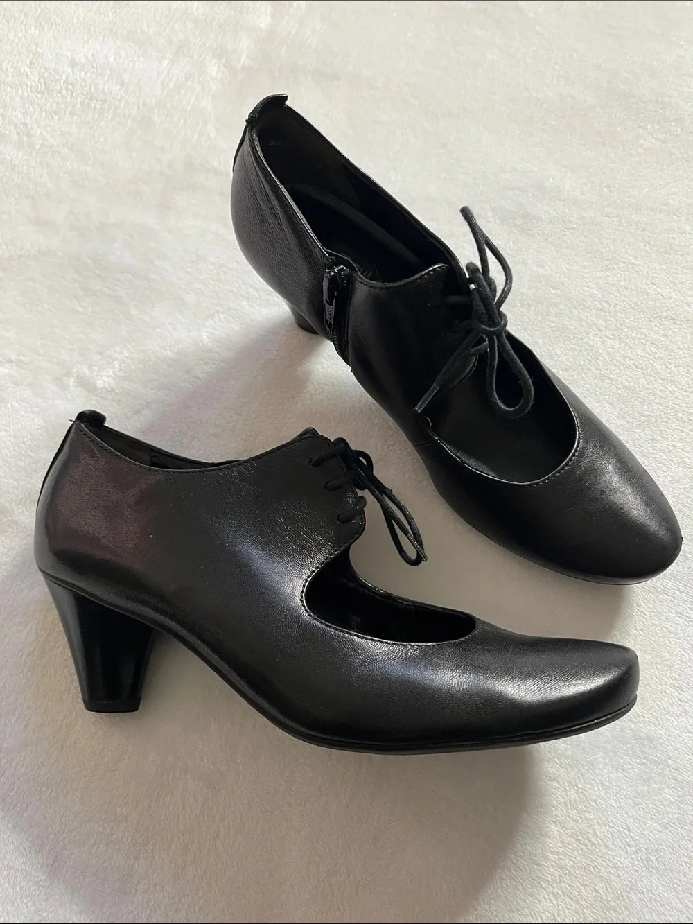 Paul Green size 4.5 (7) black lace up vintage style heels