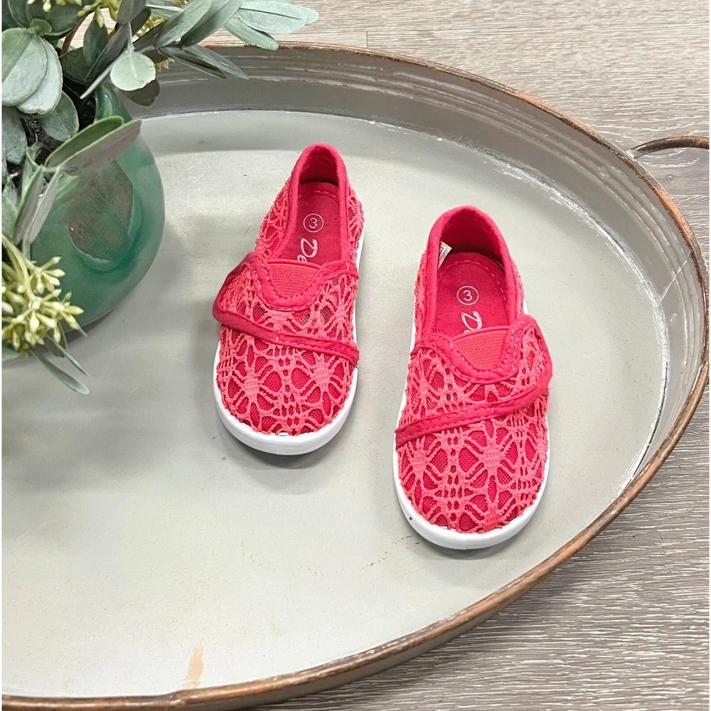 The Unbranded Brand beautiful lace