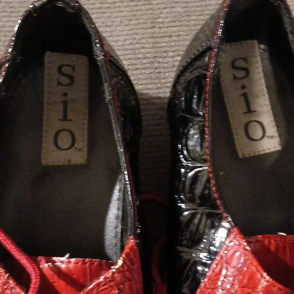 Men's Red & Black Faux Crocodile Pattern Shoes With Gold Tips & Heel Accent LL3