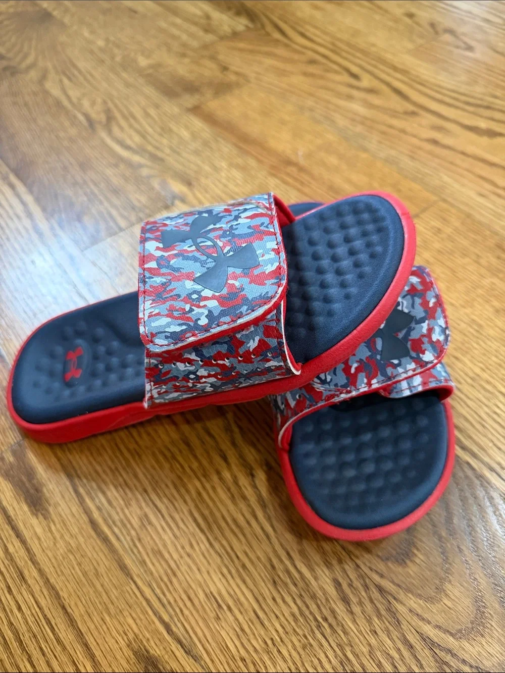 Boy’s Under Armour Flip Flops. Size 3Y. Excellent Condition.