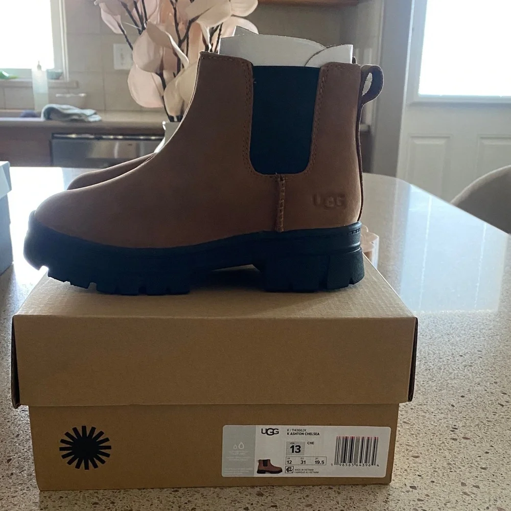 UGG K ASHTON CHELSEA KIDS BOOT