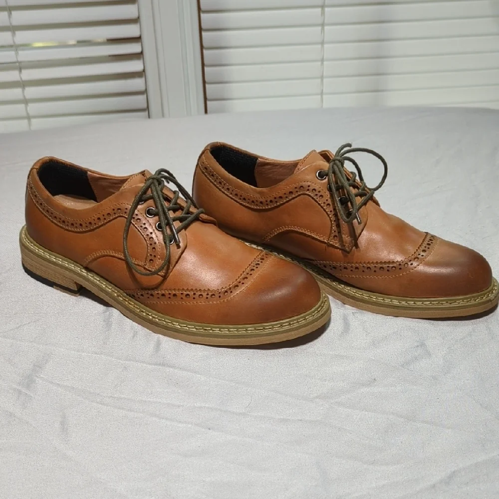 Brown Leather Oxford Shoes with Lace-Up Design