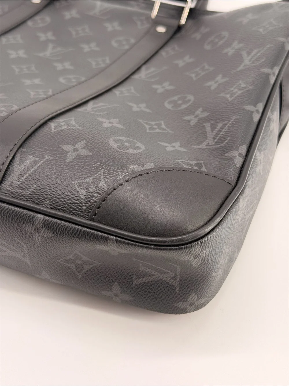 Louis Vuitton excellent slight