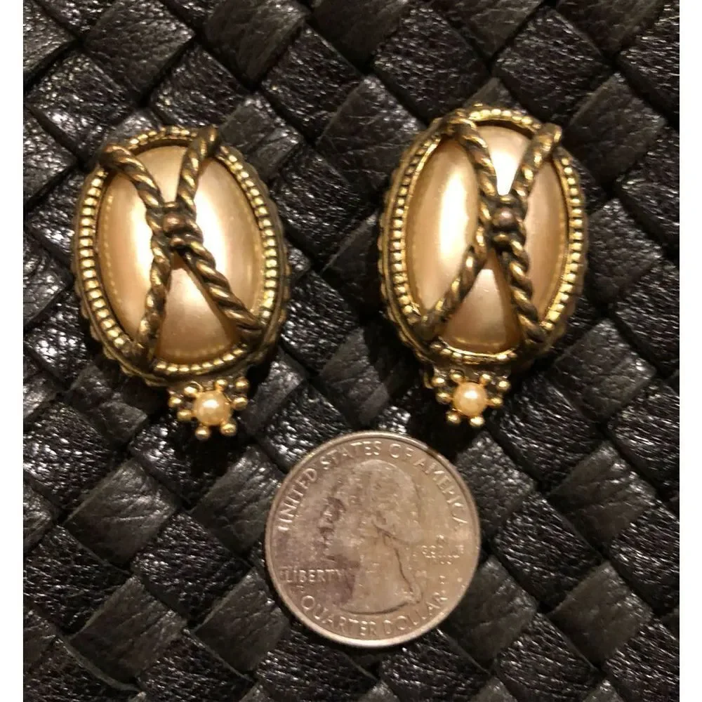 REGAL - 🎉HPx2 🎉 Vintage Regal Gothic-Style Oval Faux Pearl Chunky Clip-Ons