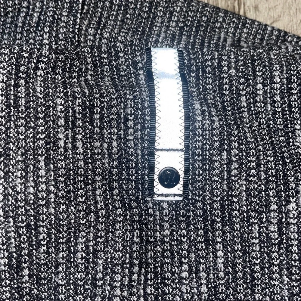 Lululemon Rulu Vinyasa Scarf black and white versatile infinity