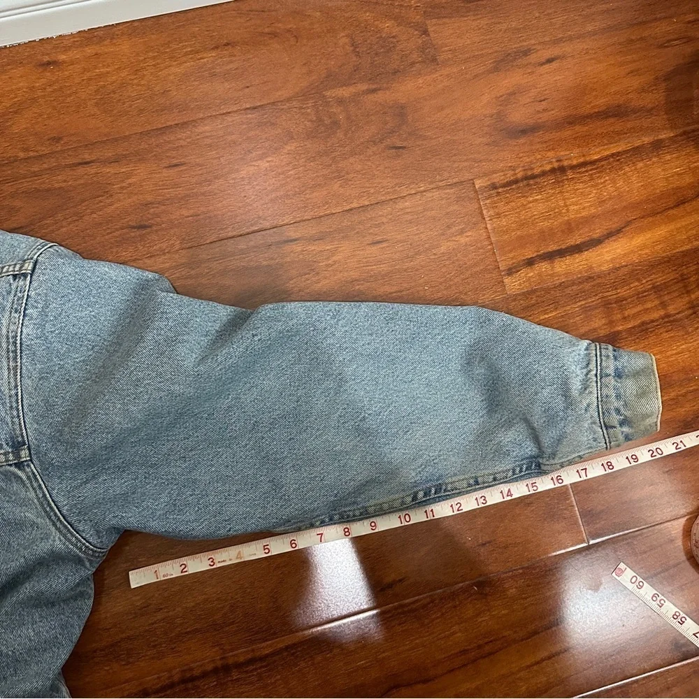 Levis shown size