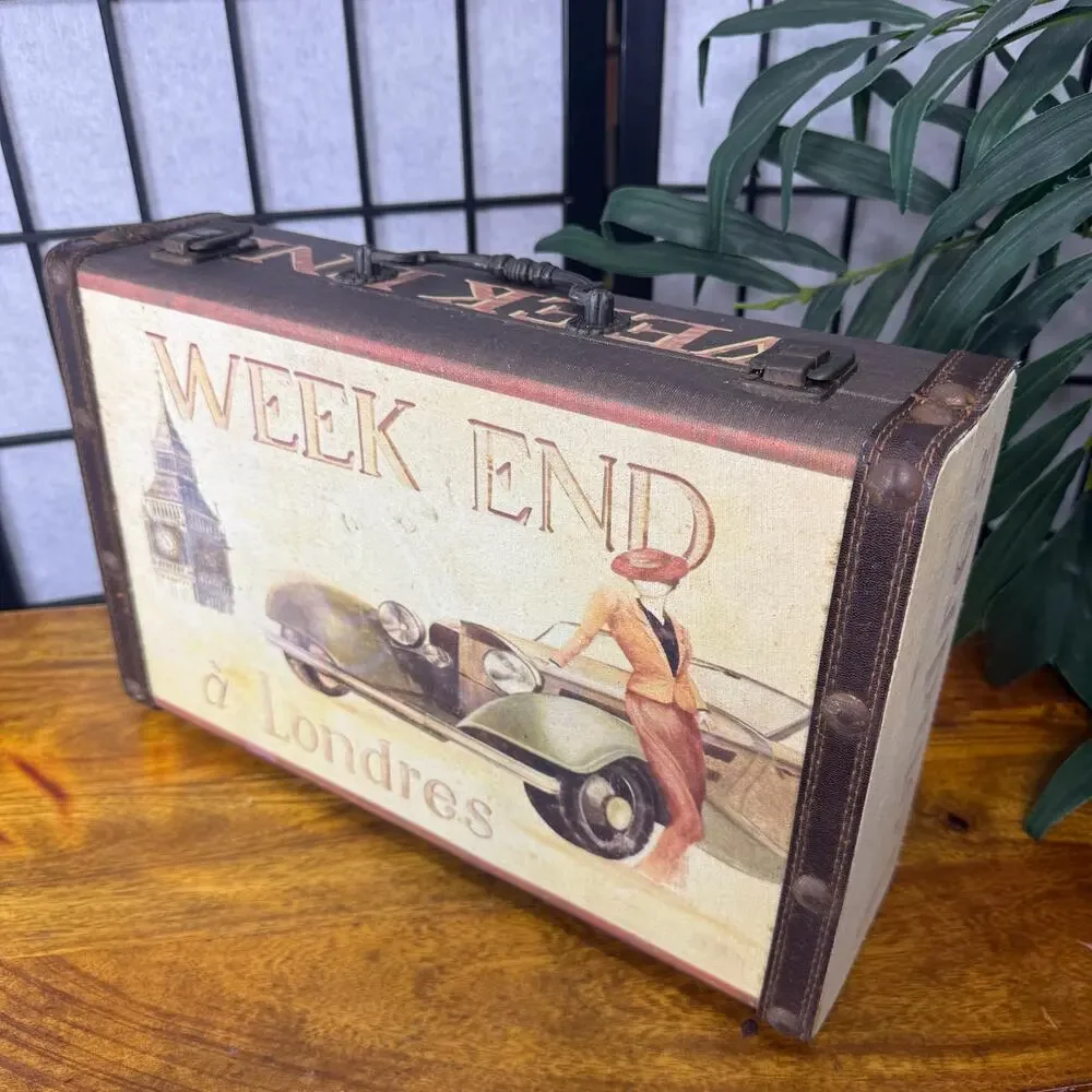 Unbranded trunk box seen