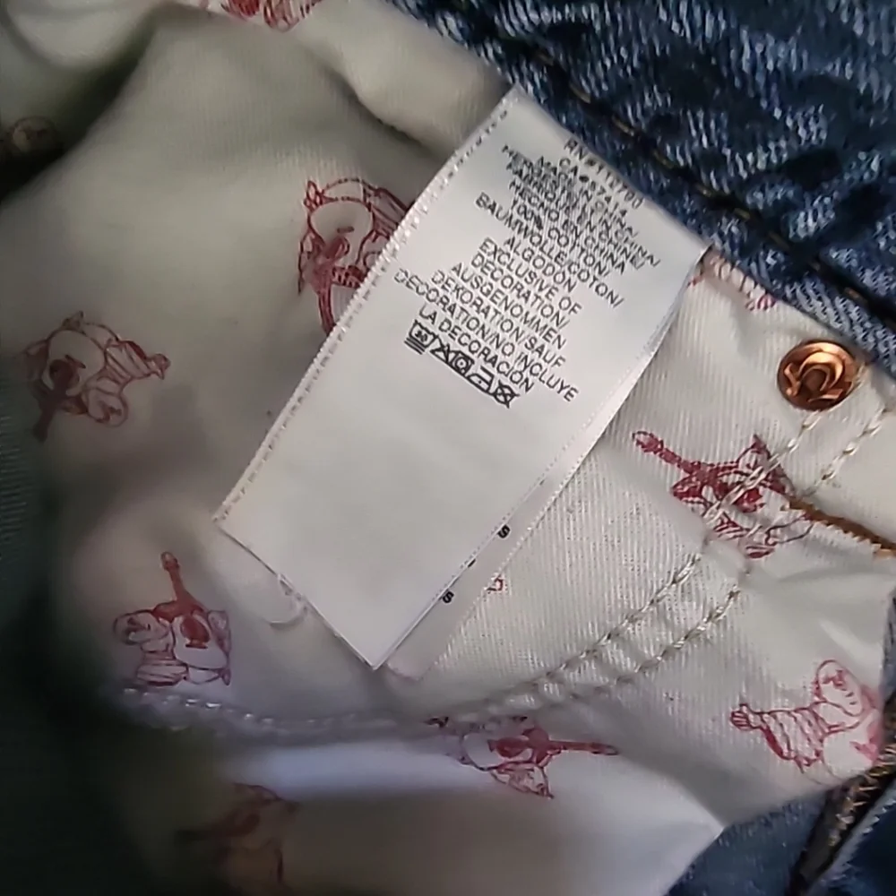 True Religion featuring pocket