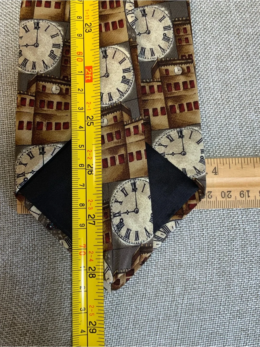 Structure silk necktie