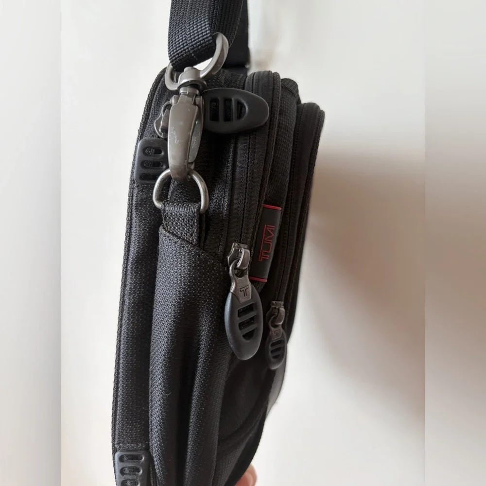 Tumi tech sling