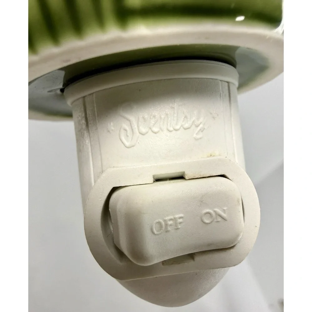 Scentsy Green Weave Plug In Wax‎ Warmer Bamboo Tiki Tropical Basketweave Retired