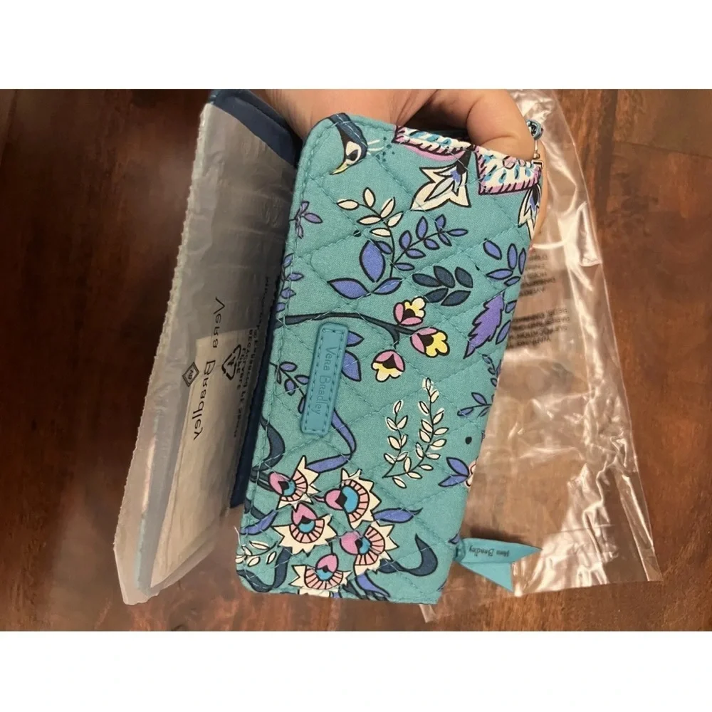 Vera Bradley phone wallet/wristlet in Peacock Garden new