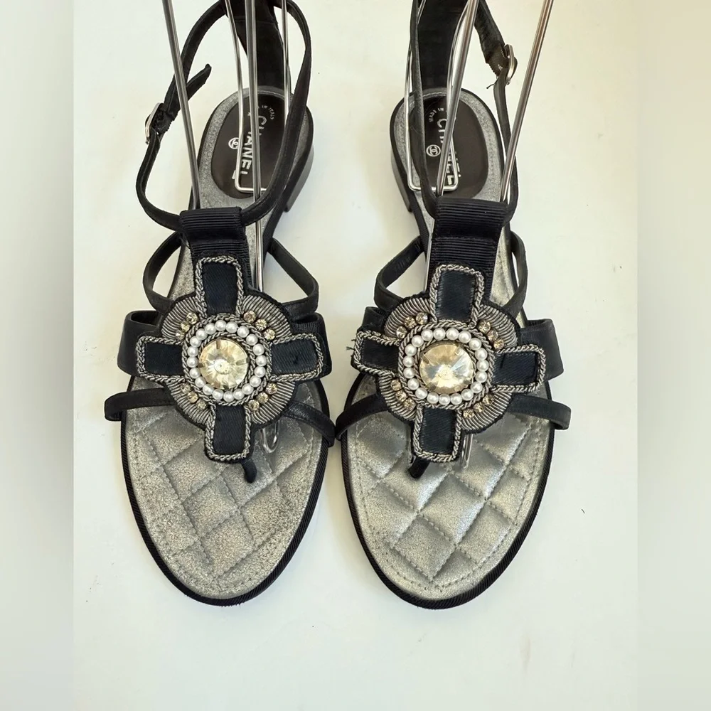CHANEL shoes open