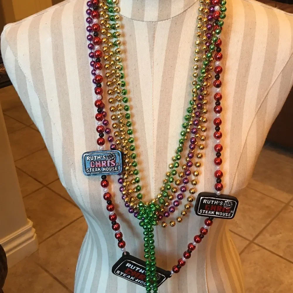 🎃 6 Mardi Gras Beads w Ruth’s Chris