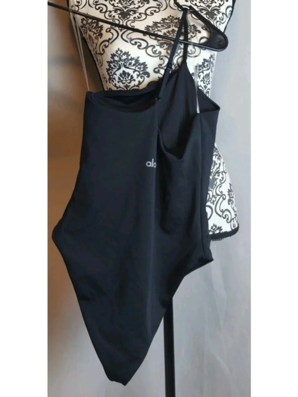 ALO Yoga legs through