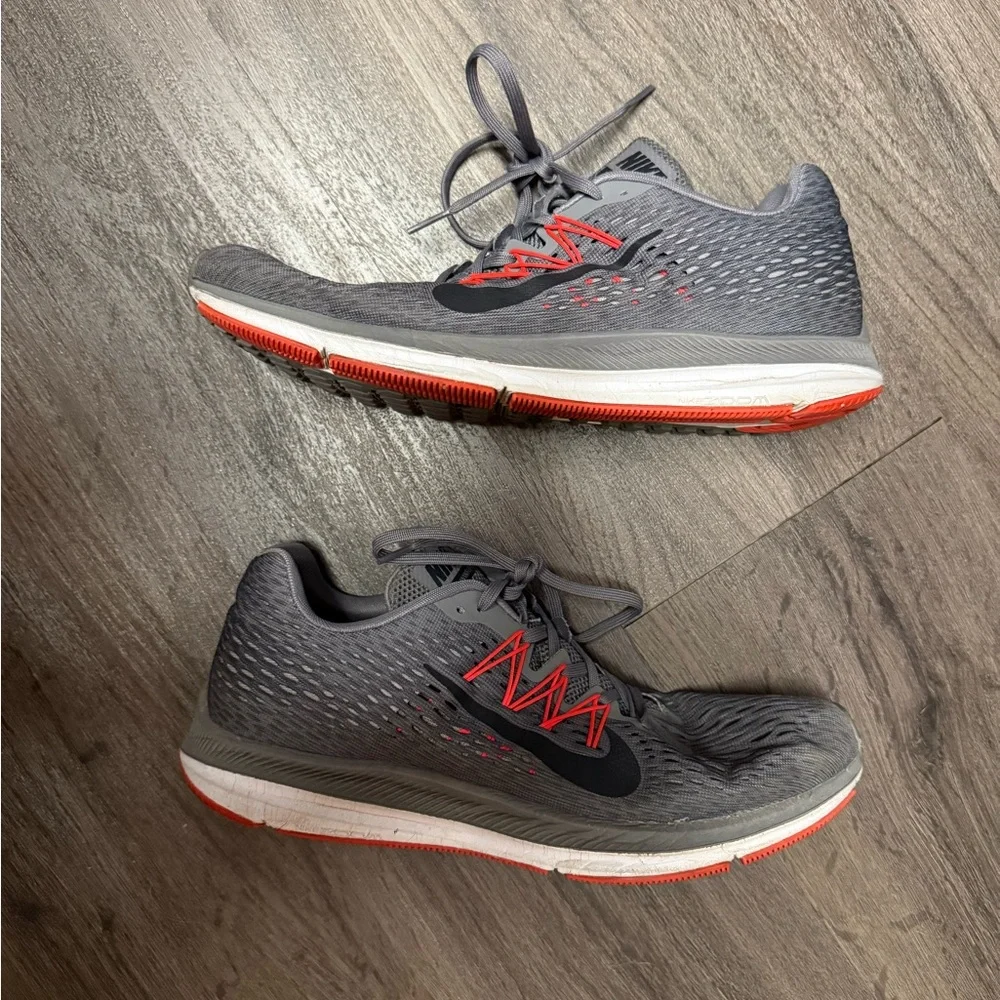 Nike Air Zoom Winflo 5 men's running shoes size 9.5 Athletic