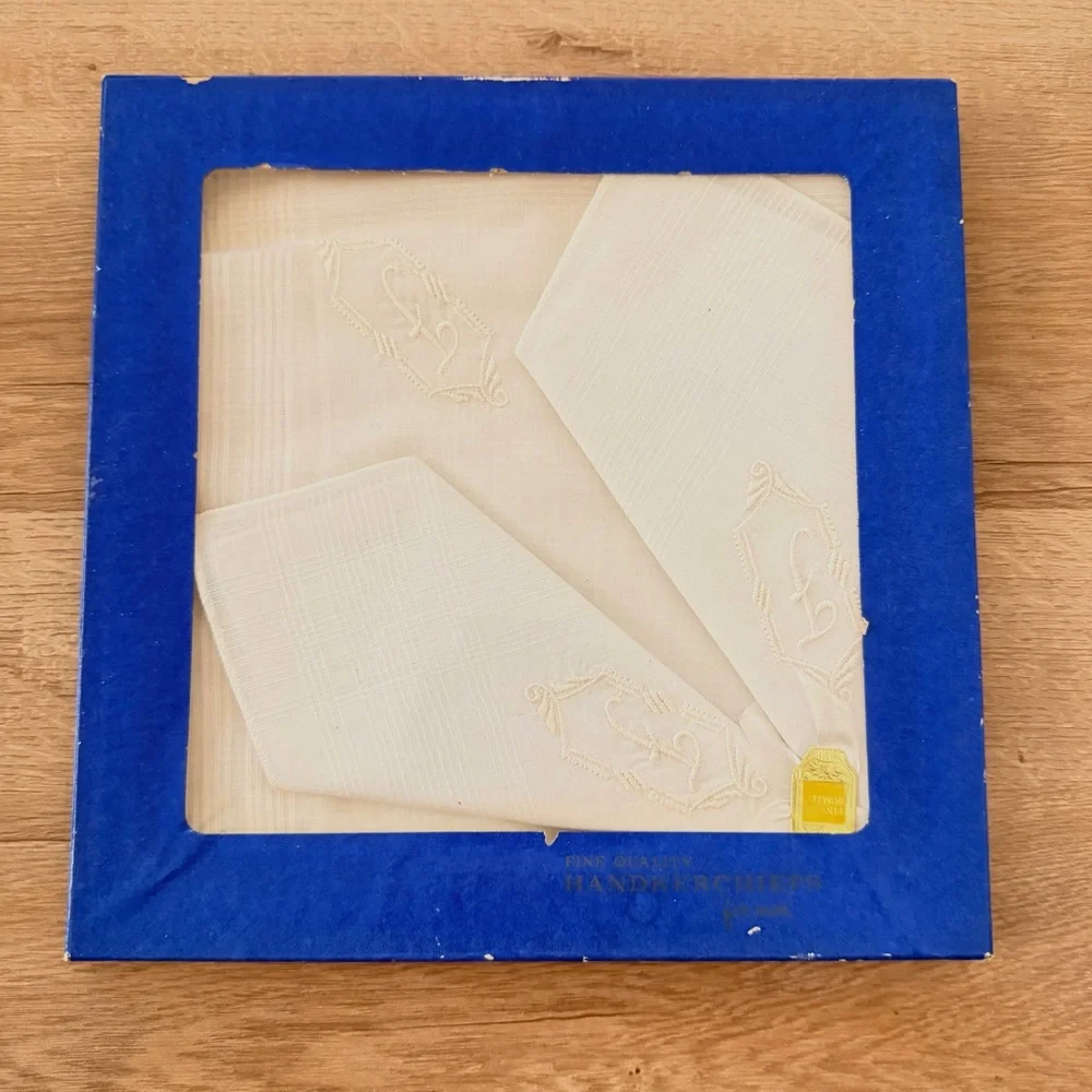 NIB Vtg Fine Quality Handkerchief Napkins Pack of 4, Embroidered Letter,‎ White