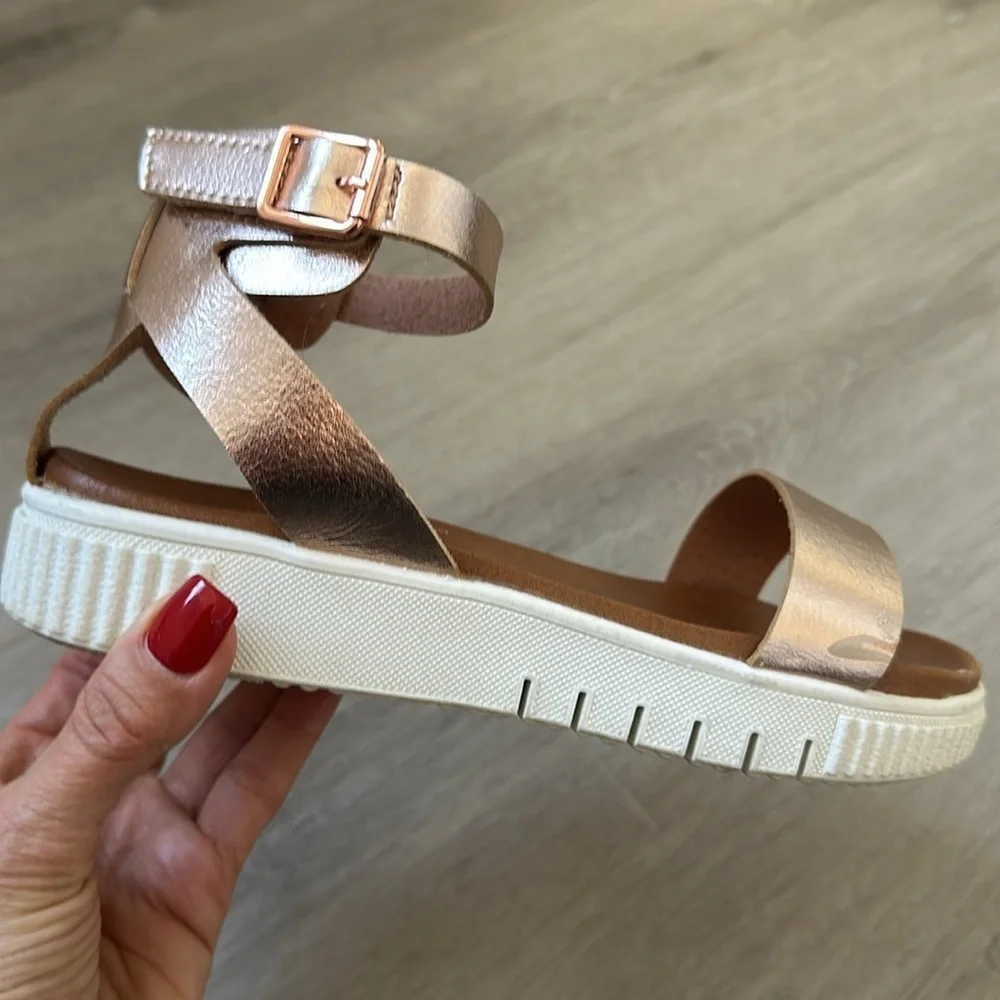 MIA KIDS Girls Champagne Gold Sz 4