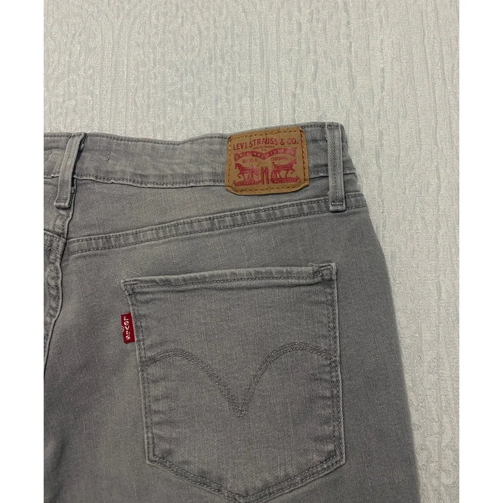 Levis closure fit waist