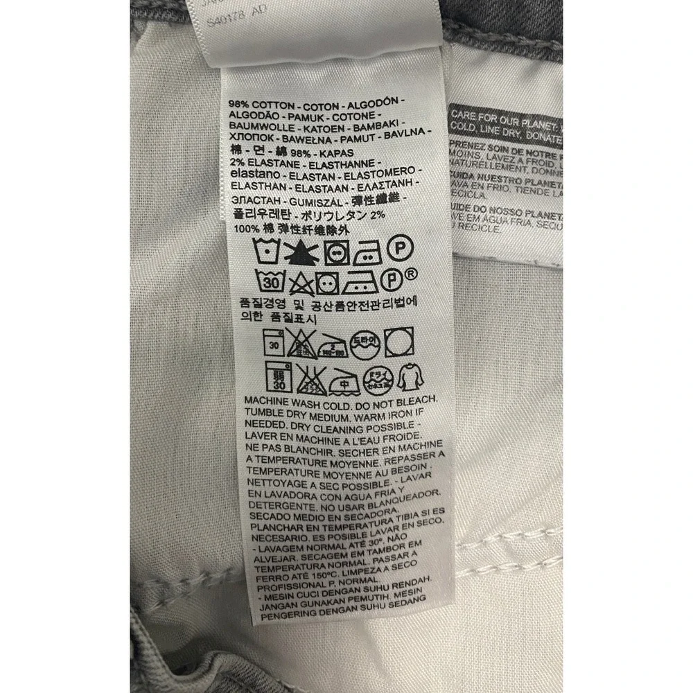 Levis material fit straight