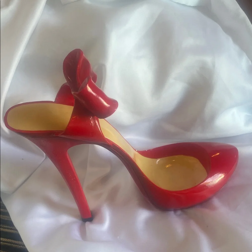 Red Bow Pointed-Toe Women's stiletto heel wine holder. Wine NOT INCLUDED LOL 😂