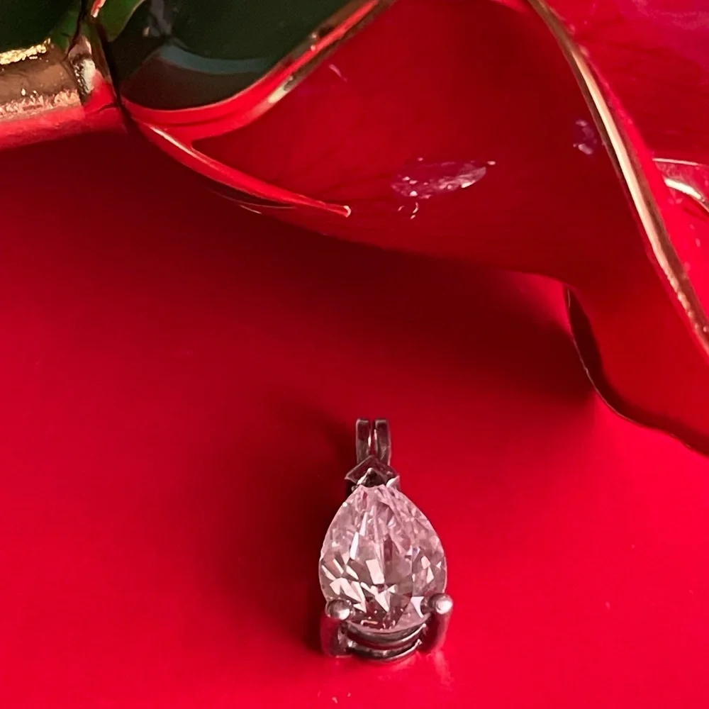 925 Sterling Silver this elegant
