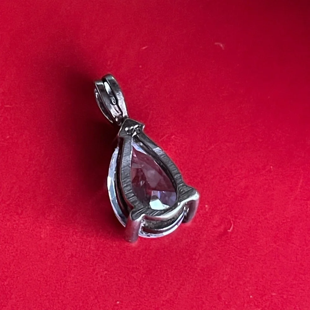 925 Sterling Silver this elegant